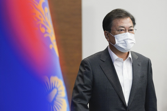 문재인 대통령이 15일 오후 청와대에서 열린 수석·보좌관회의에 참석하고 있다.[사진=연합뉴스]
